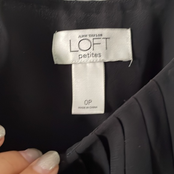 Ann Taylor Black Sleeveless Top with Pleated Accent for Bust Area in Size 0P - Picture 5 of 6